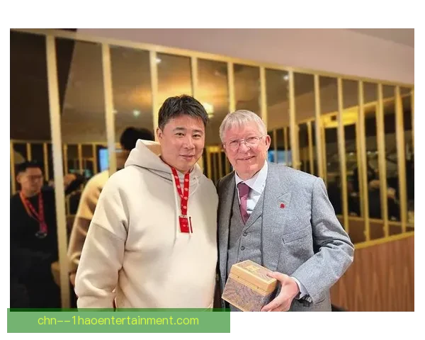 曼联传奇主帅弗格森爵士现身看台督战红魔场沸腾见证老帅不老风采